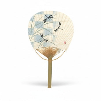 Éventail japonais uchiwa Yugen lab en papier et bambou avec motif de libellules noires et herbes bleu-gris sur fond écru