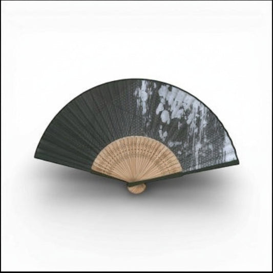 Éventail japonais Yugen lab en polyester noir avec motif abstrait blanc et monture en bambou naturel de 20 cm