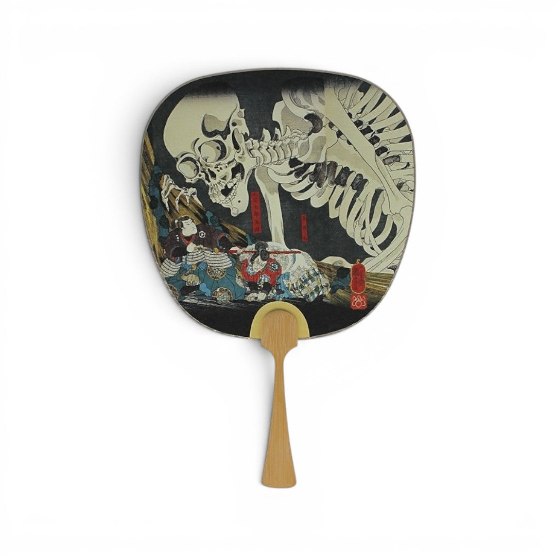 Éventail Yugen lab en papier et bambou avec illustration traditionnelle japonaise Petit Combat et squelette