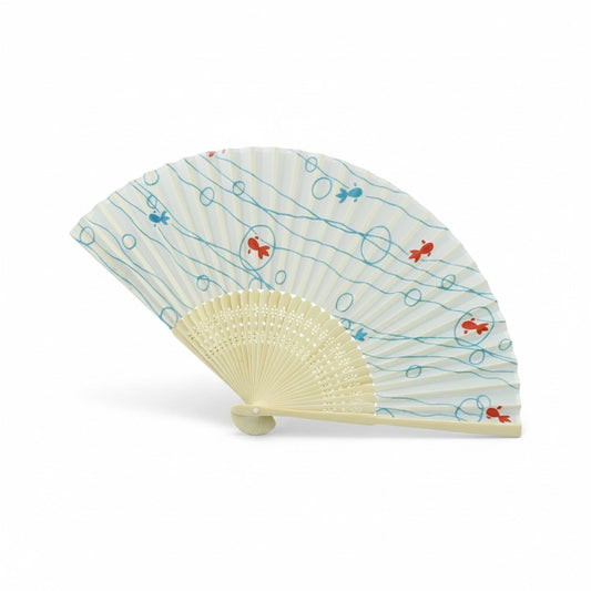 Éventail japonais Yugen lab en tissu blanc avec motif de poissons rouges et bleus et tiges ajourées