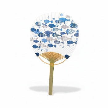Éventail japonais rond Yugen lab de type uchiwa avec motif de poissons bleus stylisés et manche en bambou naturel.