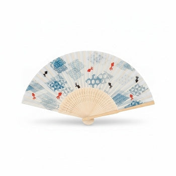 Éventail japonais Yugen lab en bambou et polyester avec motifs de poissons rouges et vagues bleues sur fond écru