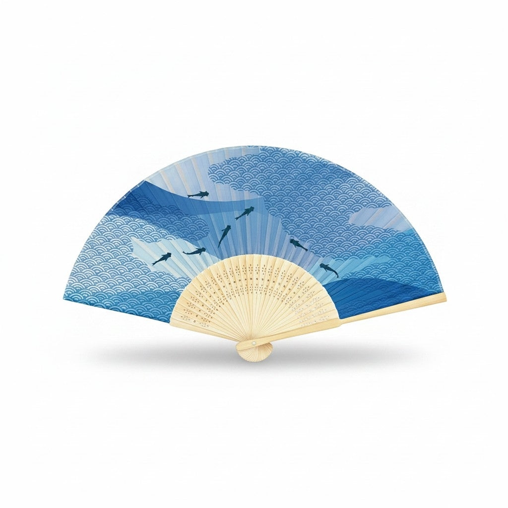 Éventail pliant Yugen lab motif poissons avec vagues seigaiha bleu sur monture en bois clair ajouré