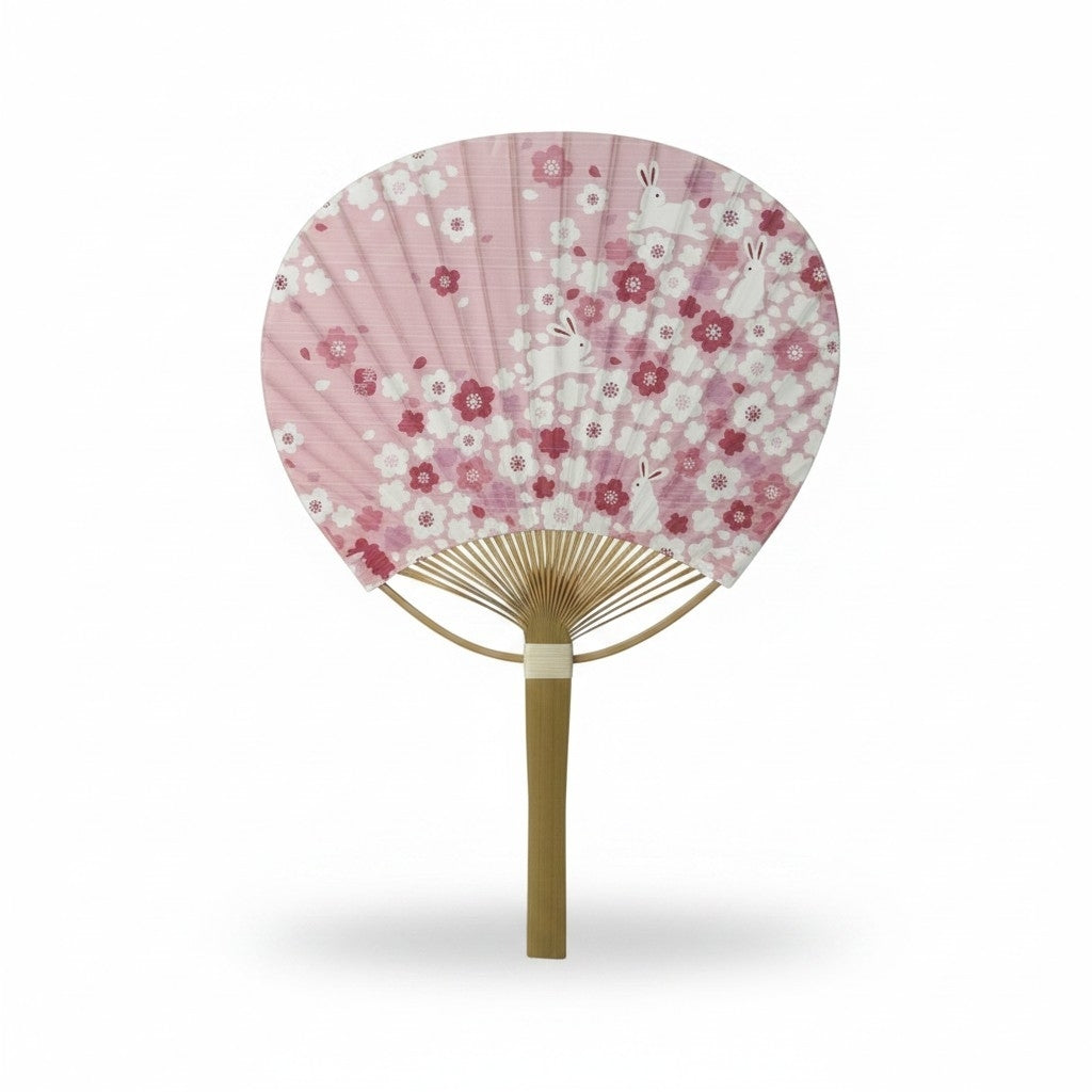 Éventail japonais rond Yugen lab avec motif rose de fleurs et lapins blancs sur manche en bambou naturel