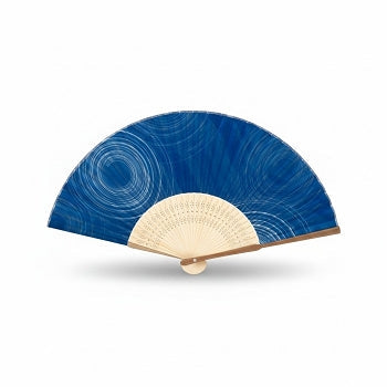 Éventail pliant Yugen lab avec motif tourbillon bleu profond sur tissu polyester et monture en bois clair ajouré