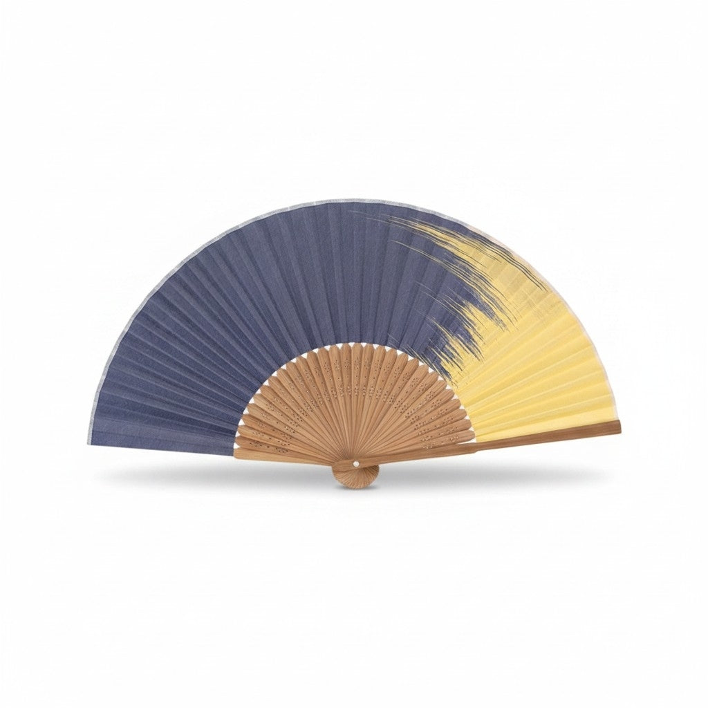 Éventail pliant Yugen lab en papier avec un motif abstrait violet bleuté et jaune effet coup de pinceau sur monture bois