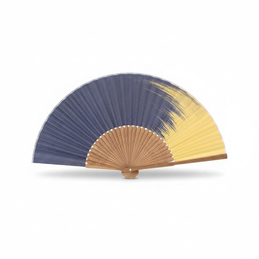 Éventail pliant Yugen lab en papier avec un motif abstrait violet bleuté et jaune effet coup de pinceau sur monture bois