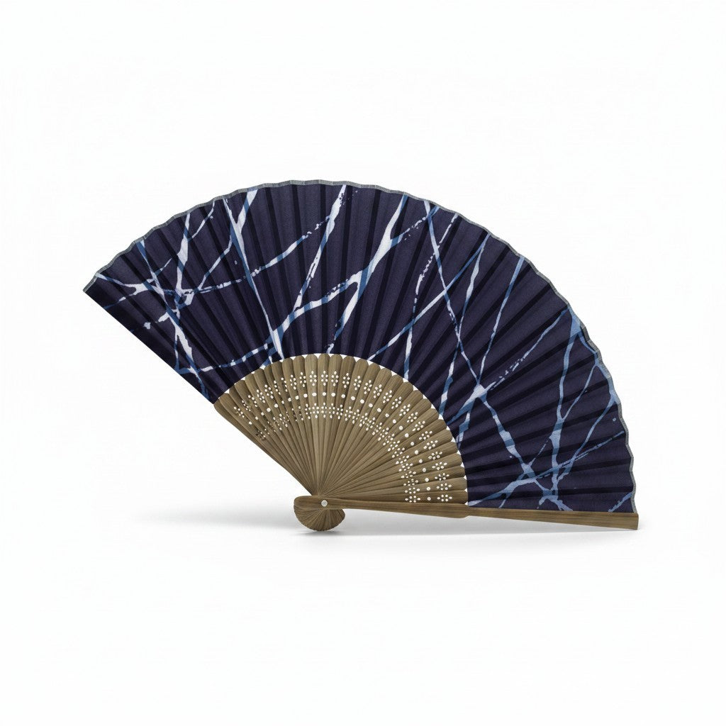 Éventail Yugen lab en tissu bleu marine avec motif de lignes blanches et structure en bois sculpté traditionnel