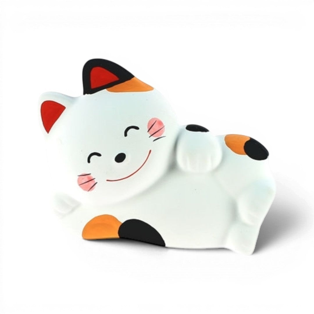 Figurine maneki neko Yugen lab en céramique blanche avec taches tricolores, chat porte-bonheur japonais allongé