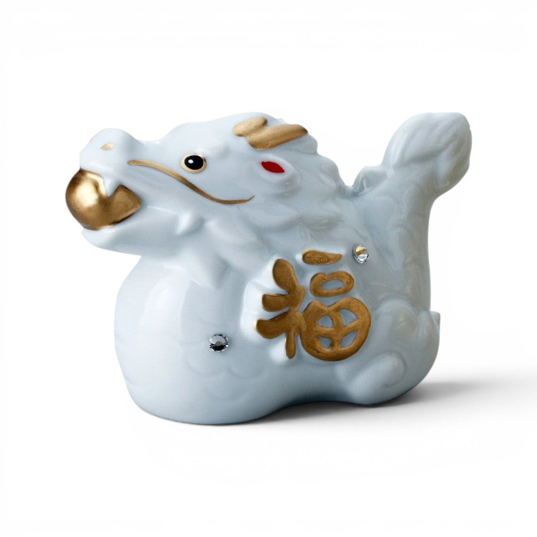 Figurine dragon Yugen lab en porcelaine blanche avec détails dorés, symbole porte-bonheur au style japonais raffiné.