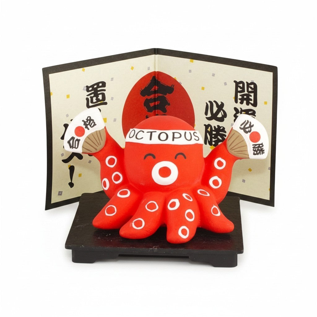Figurine porte-bonheur poulpe rouge Yugen lab avec éventails et paravent japonais décoratif