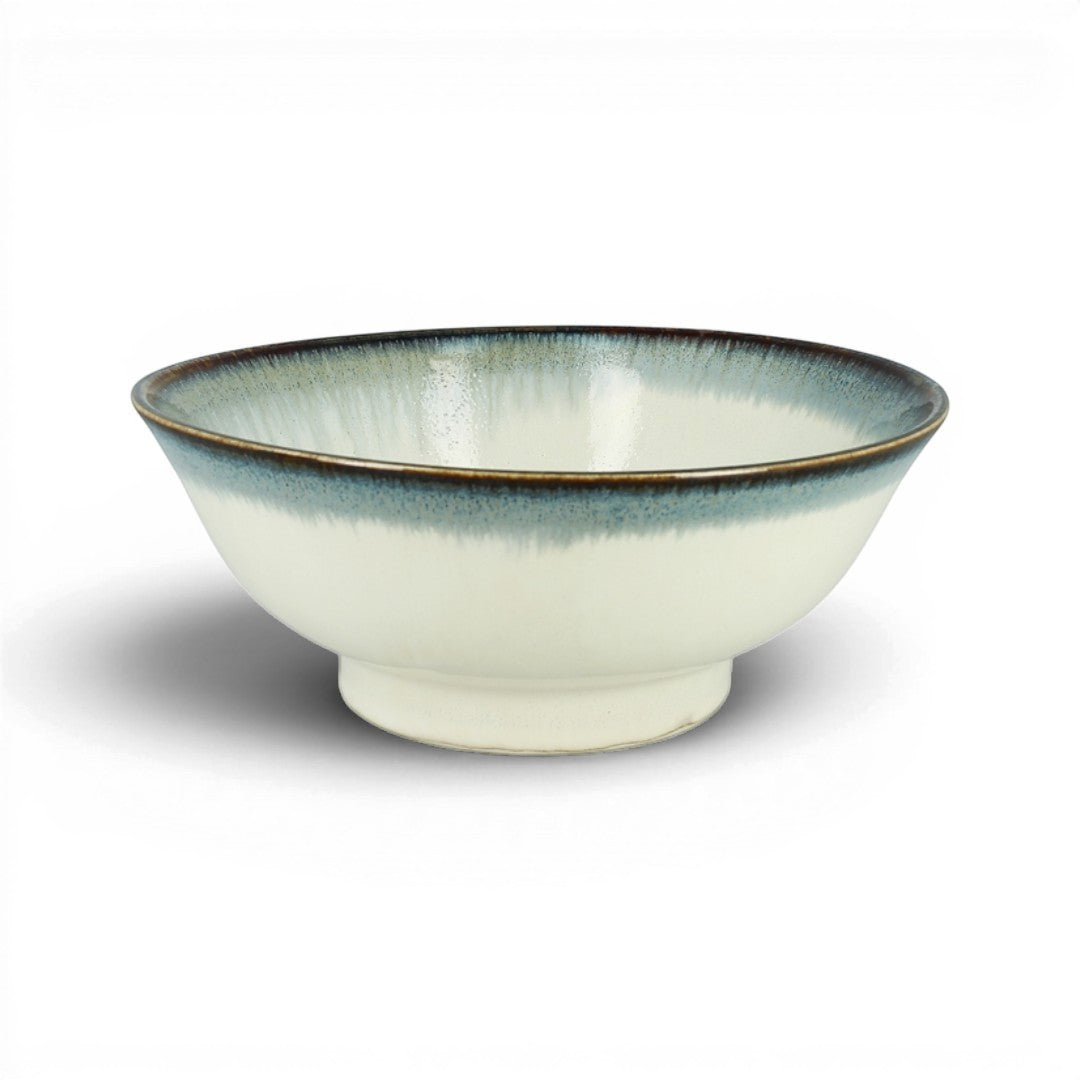 Grand bol japonais en céramique Yugen lab blanc avec un bord émaillé bleu, design élégant et résistant