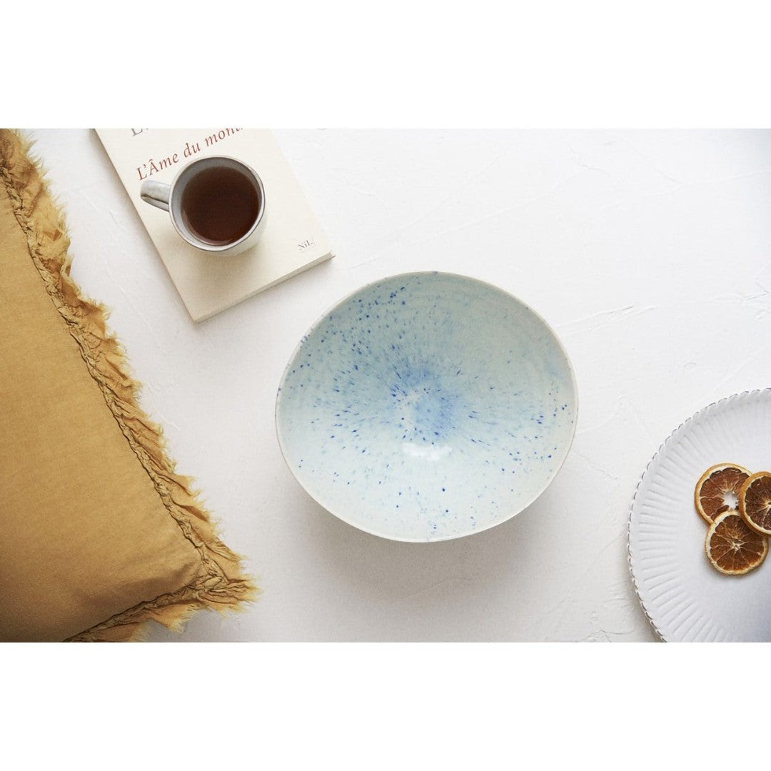 Grand bol Yugen lab blanc et bleu moucheté avec bord irrégulier, style vaisselle japonaise contemporaine