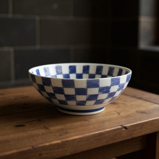 Grand bol japonais en porcelaine Yugen lab avec motif damier bleu et blanc sur une table en bois