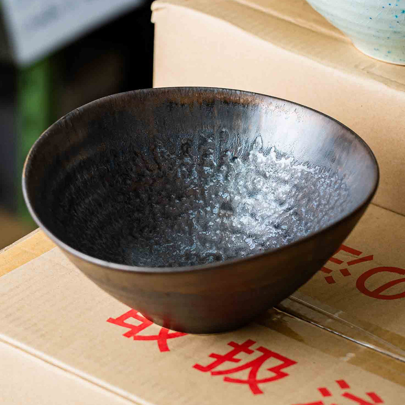 Grand bol japonais Yugen lab en céramique noire avec une texture martelée intérieure et des bords irréguliers