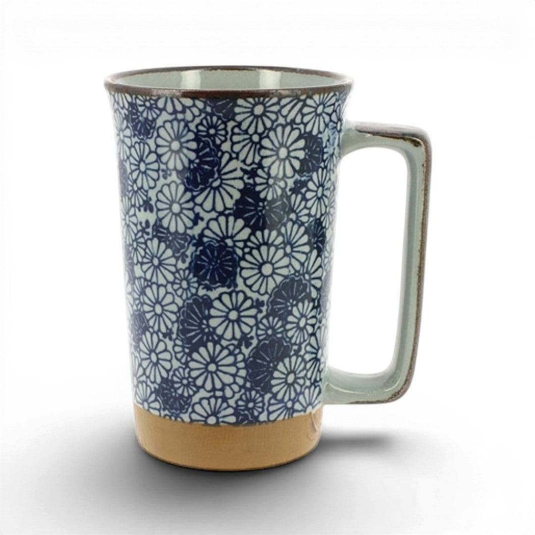 Grand mug Yugen lab en céramique avec motif floral bleu et blanc traditionnel japonais et anse rectangulaire
