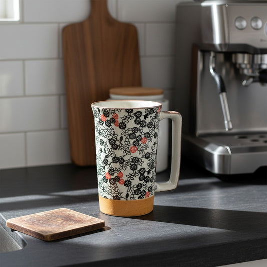 Grand mug japonais Yugen lab en céramique blanche avec motif floral noir et rose sur un plan de travail de cuisine
