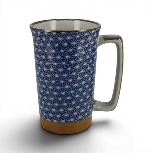 Grand mug Yugen lab en céramique bleue et blanche avec motif traditionnel japonais asanoha et anse latérale