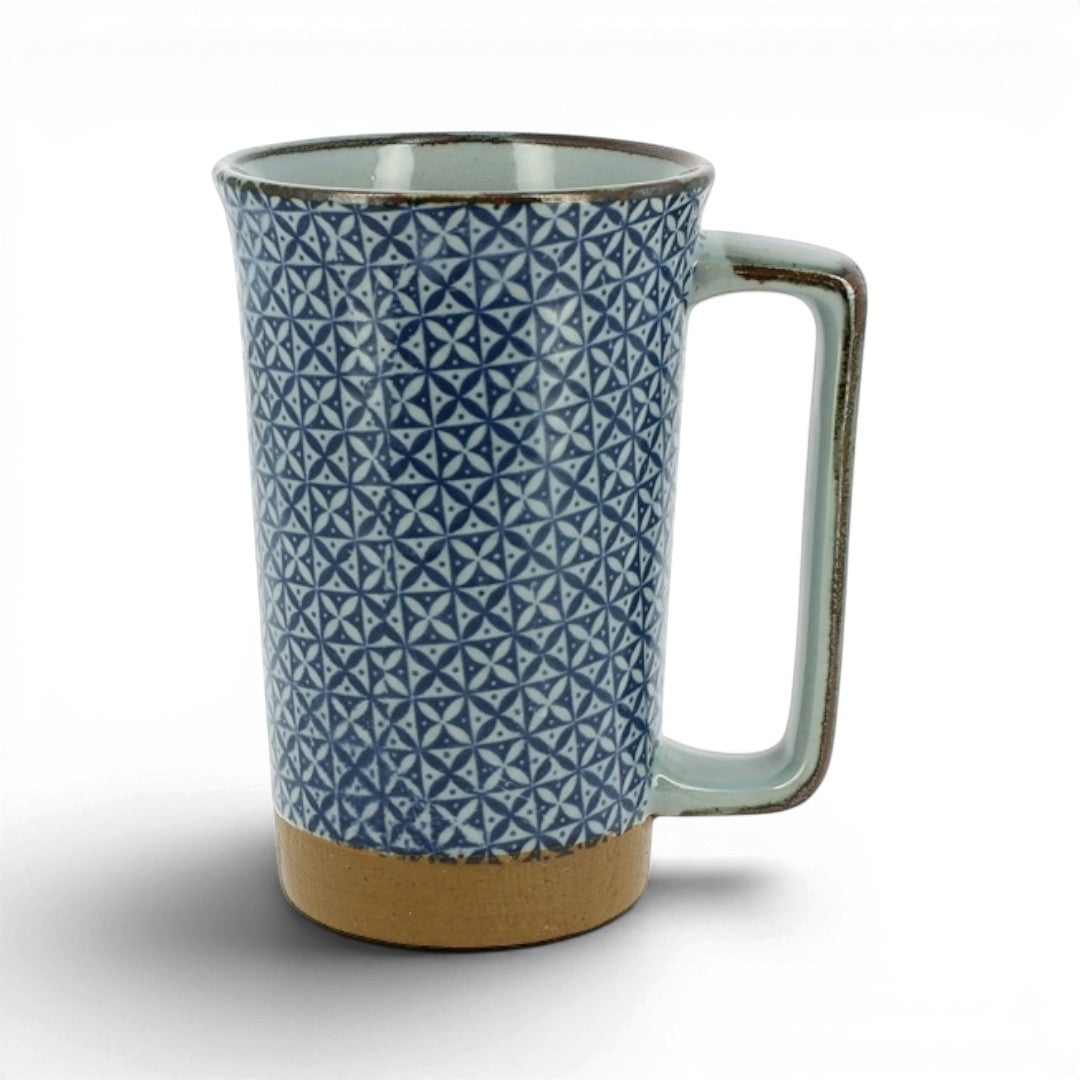 Grand mug Yugen lab en céramique bleue et blanche avec motif géométrique diamant et base en terre cuite
