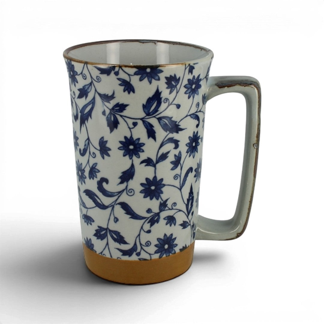 Grand mug japonais Yugen lab en céramique blanche avec motifs de fleurs bleues et socle couleur terre