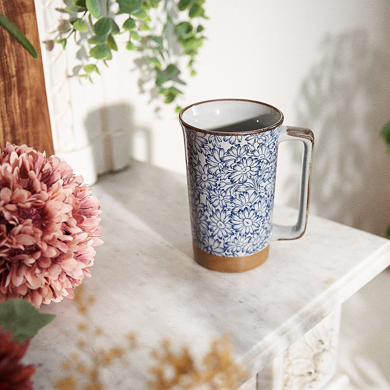 Grand mug Yugen lab en céramique avec motif floral bleu traditionnel japonais et base en terre cuite