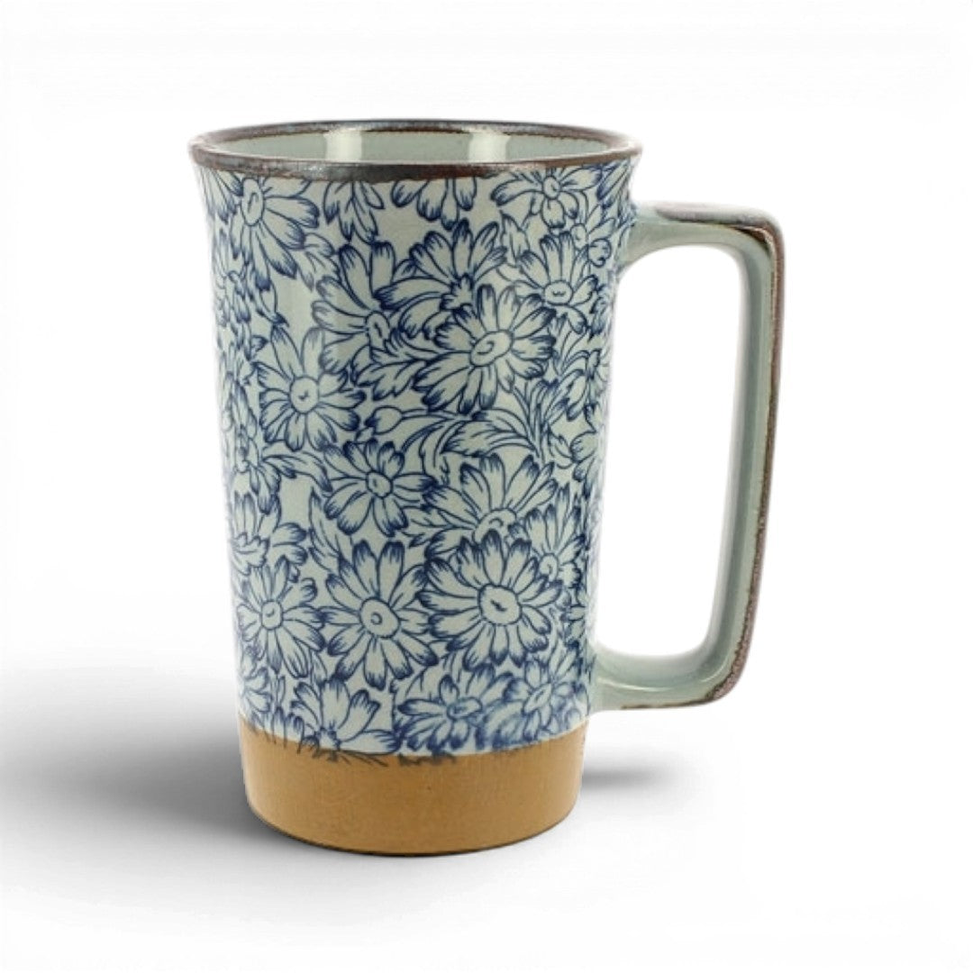 Grand mug Yugen lab en céramique avec motif floral bleu traditionnel japonais et base en terre cuite naturelle