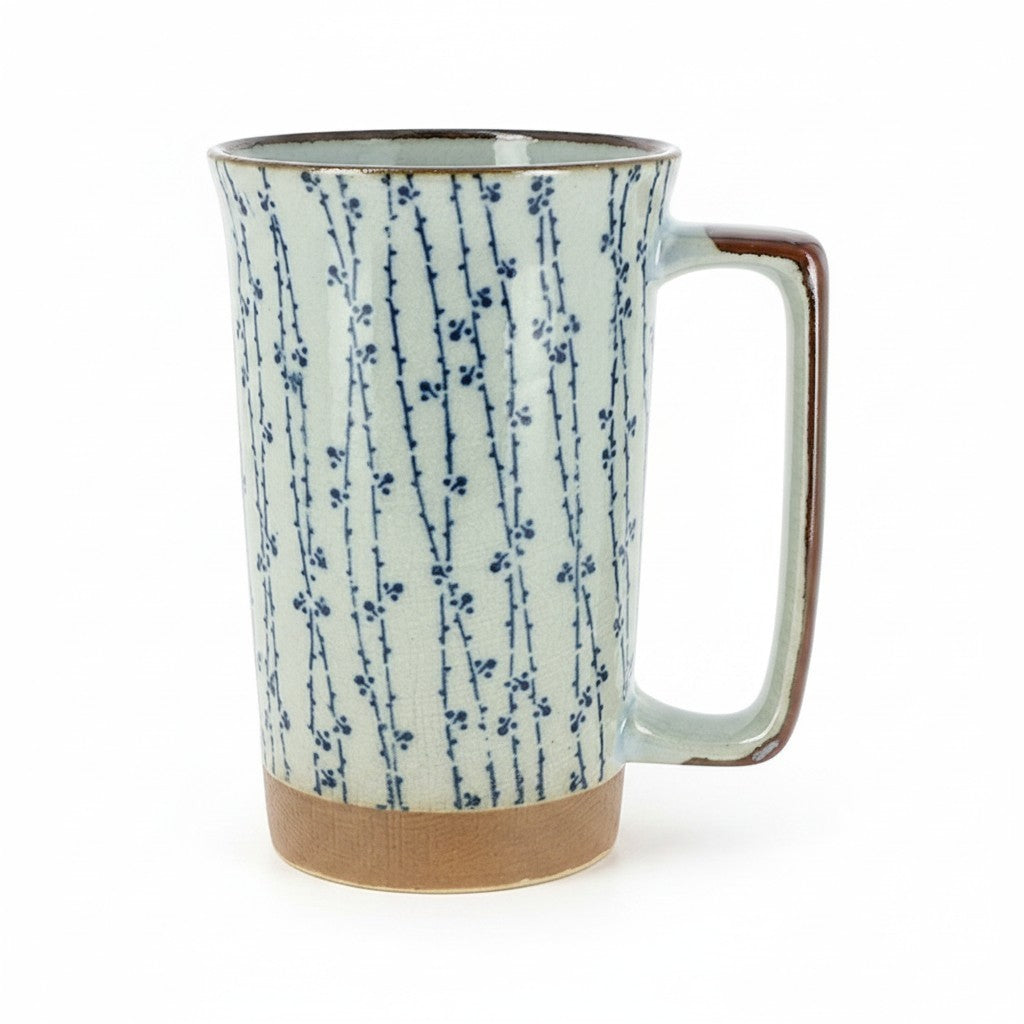 Grand mug Yugen lab en céramique avec motif de fleurs grimpantes bleues sur fond craquelé clair