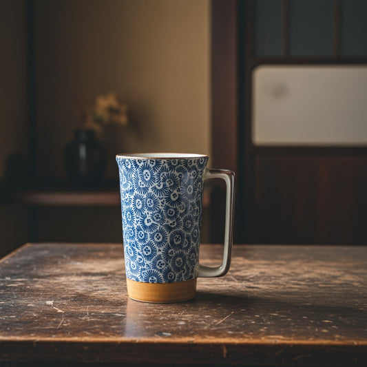 Grand mug Yugen lab en céramique bleue et blanche avec motif oursin traditionnel japonais posé sur une table en bois