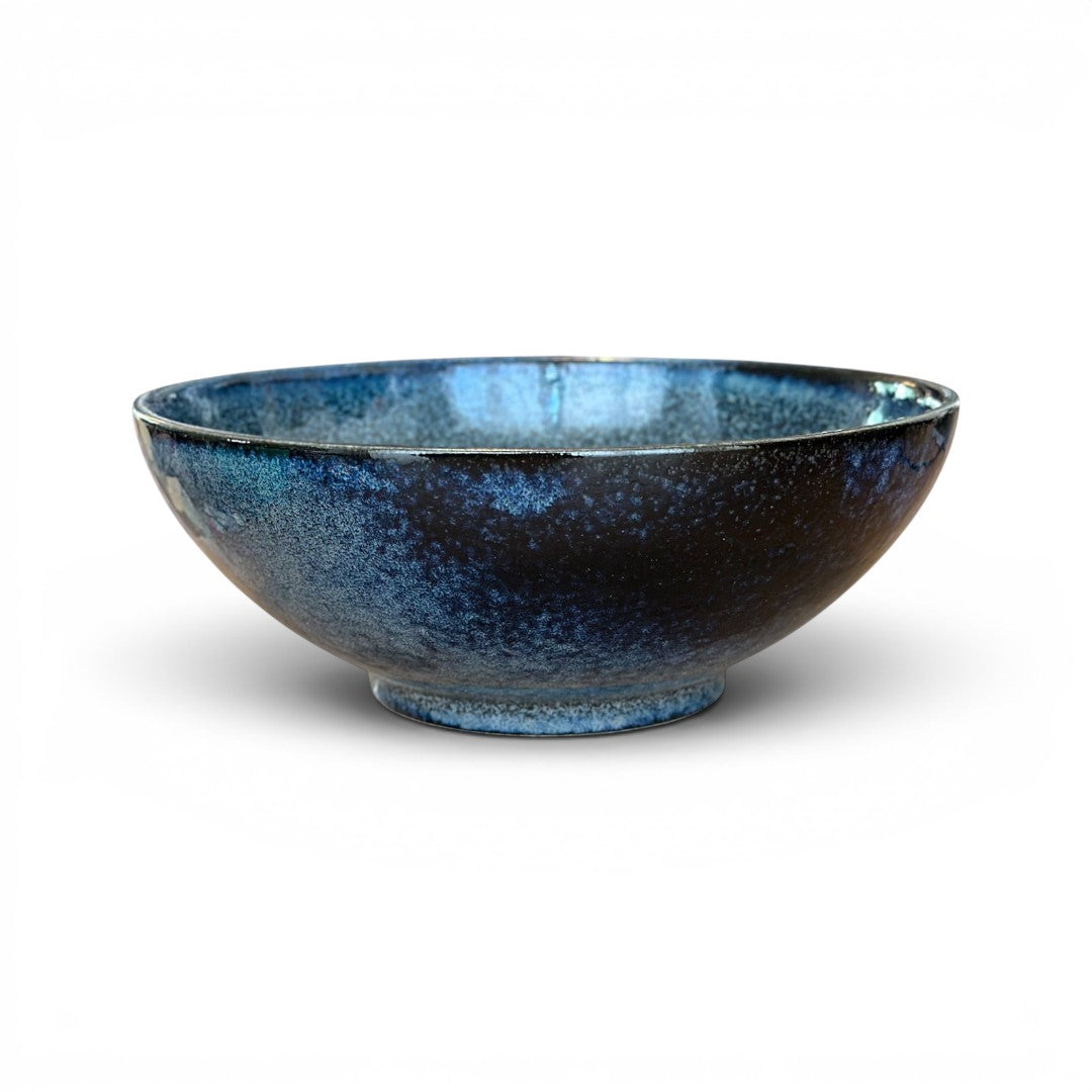 Grand saladier Yugen lab en céramique japonaise bleu nuit avec un effet dégradé scintillant