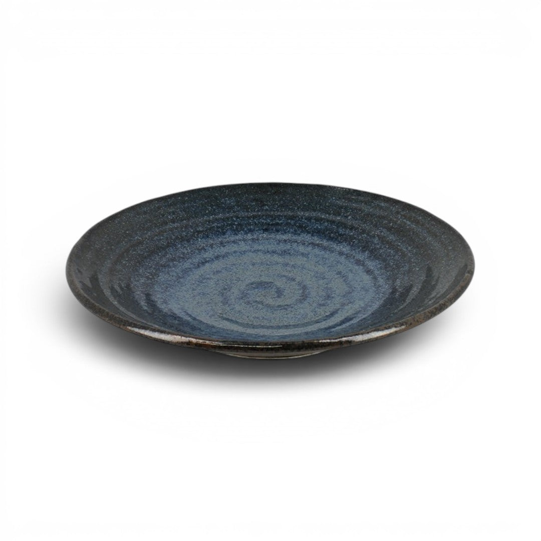 Grande assiette Yugen lab en céramique bleu nuit avec un motif en spirale zen, idéale pour une table élégante.