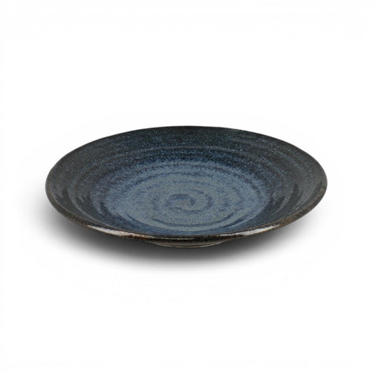 Grande assiette Yugen lab en céramique bleu nuit avec un motif en spirale zen, idéale pour une table élégante.