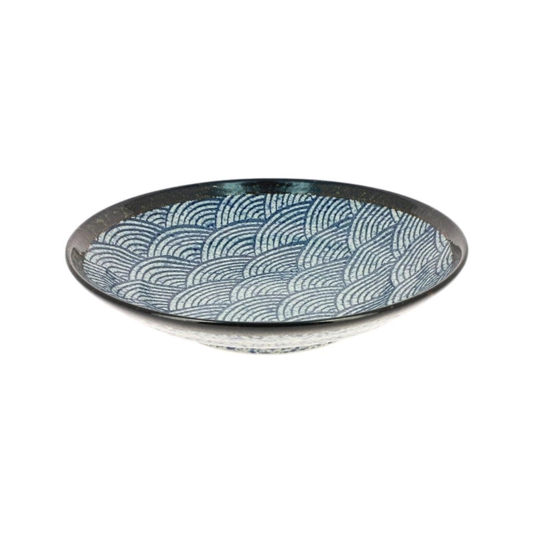 Grande assiette Yugen lab en céramique bleue et blanche avec motif traditionnel japonais en forme de vagues