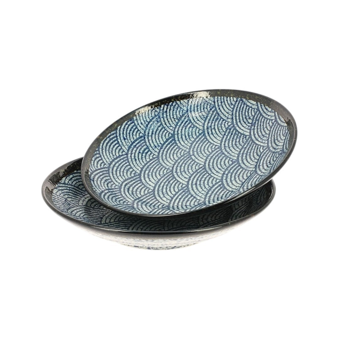 Set de deux grandes assiettes Yugen lab en céramique bleu et blanc avec motif traditionnel japonais en forme d'écailles