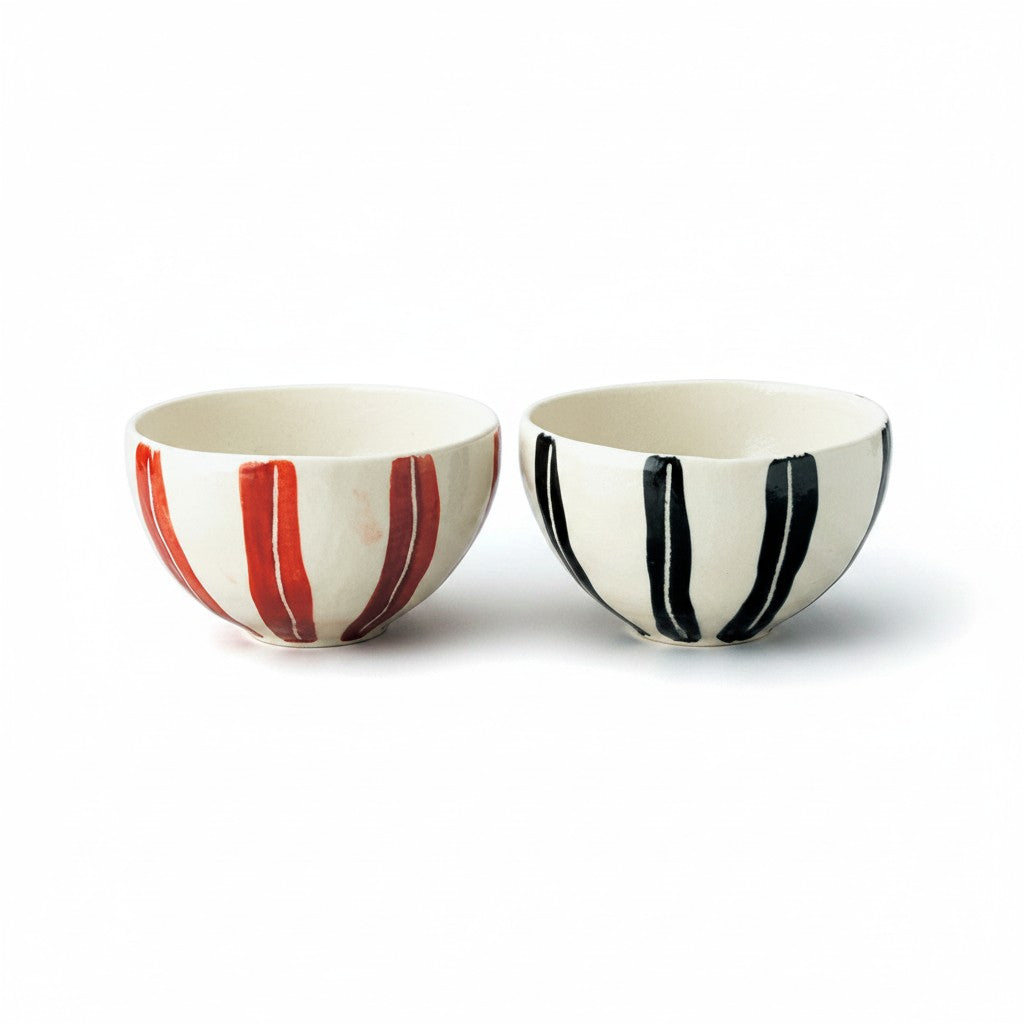 Set de 2 grands bols japonais Yugen lab en porcelaine blanche avec motifs rayés rouge et bleu, style épuré.