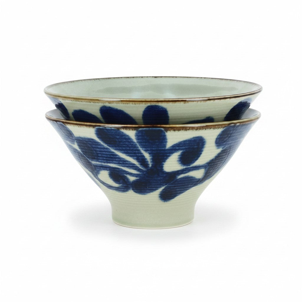 Set de 2 grands bols Yugen lab en céramique crème avec motifs floraux bleu foncé pour ramen et plats japonais
