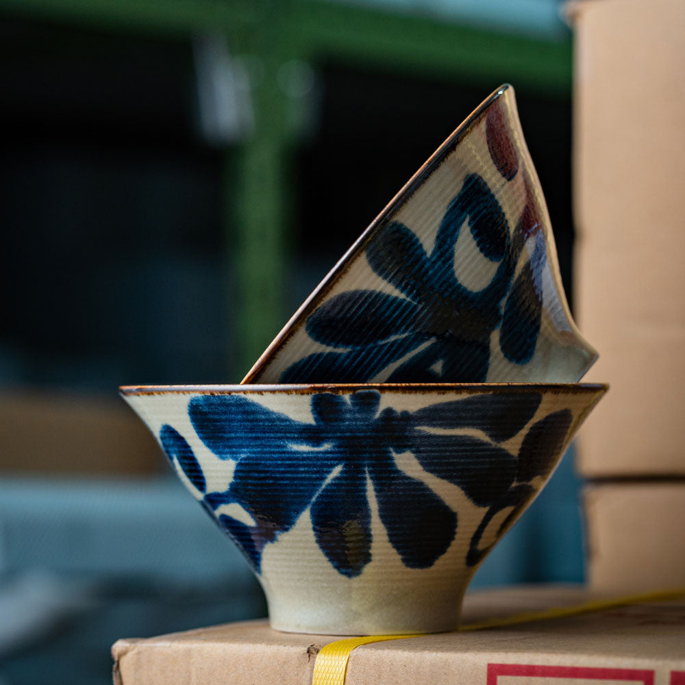 Set de 2 grands bols Yugen lab en céramique artisanale avec motifs floraux bleus traditionnels pour ramen