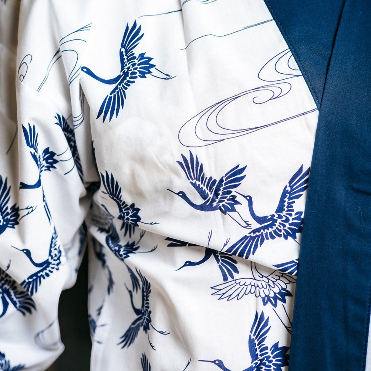Chemise japonaise happi Yugen lab en coton blanc avec motifs de grues et vagues bleues