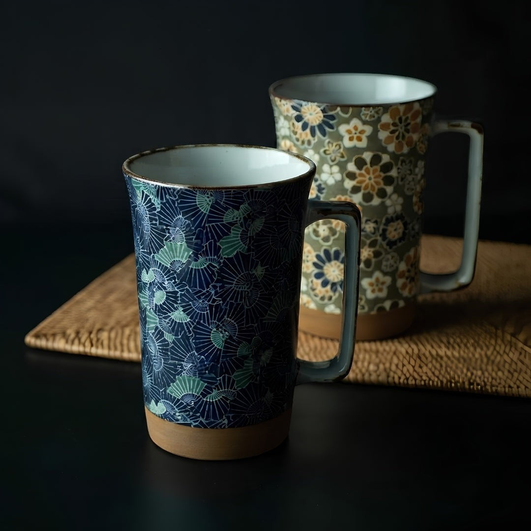 Jumbo mug Yugen lab en céramique avec motif éventails japonais bleus et base naturelle sur un set de table