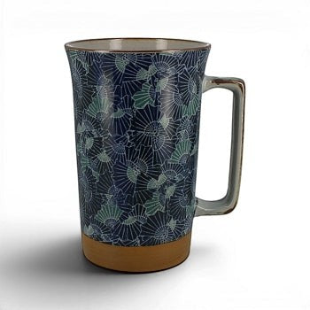 Jumbo mug Yugen lab en céramique bleue avec motifs d'éventails japonais et base naturelle, contenance 0,6 L