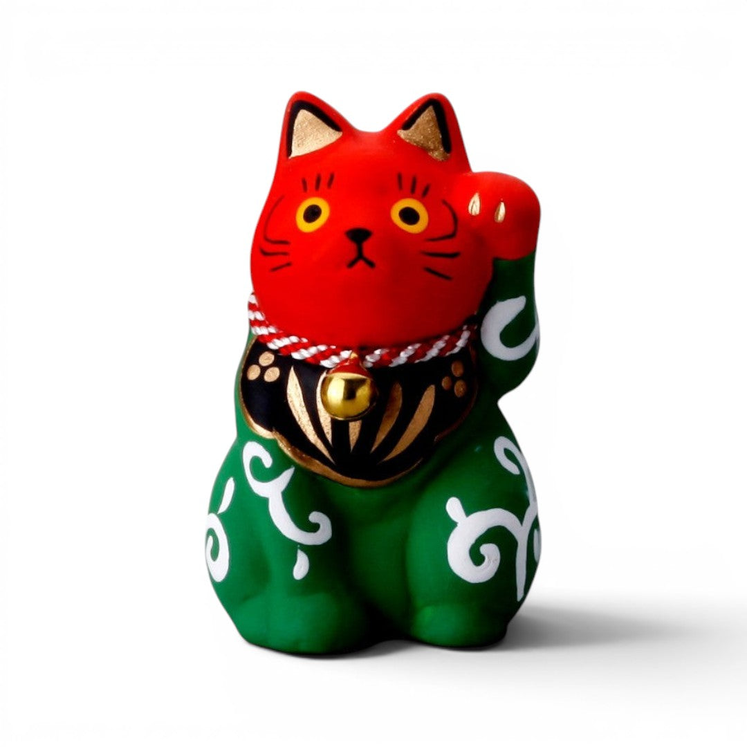 Figurine Maneki Neko Yugen lab en céramique rouge et verte avec motifs traditionnels et grelot doré