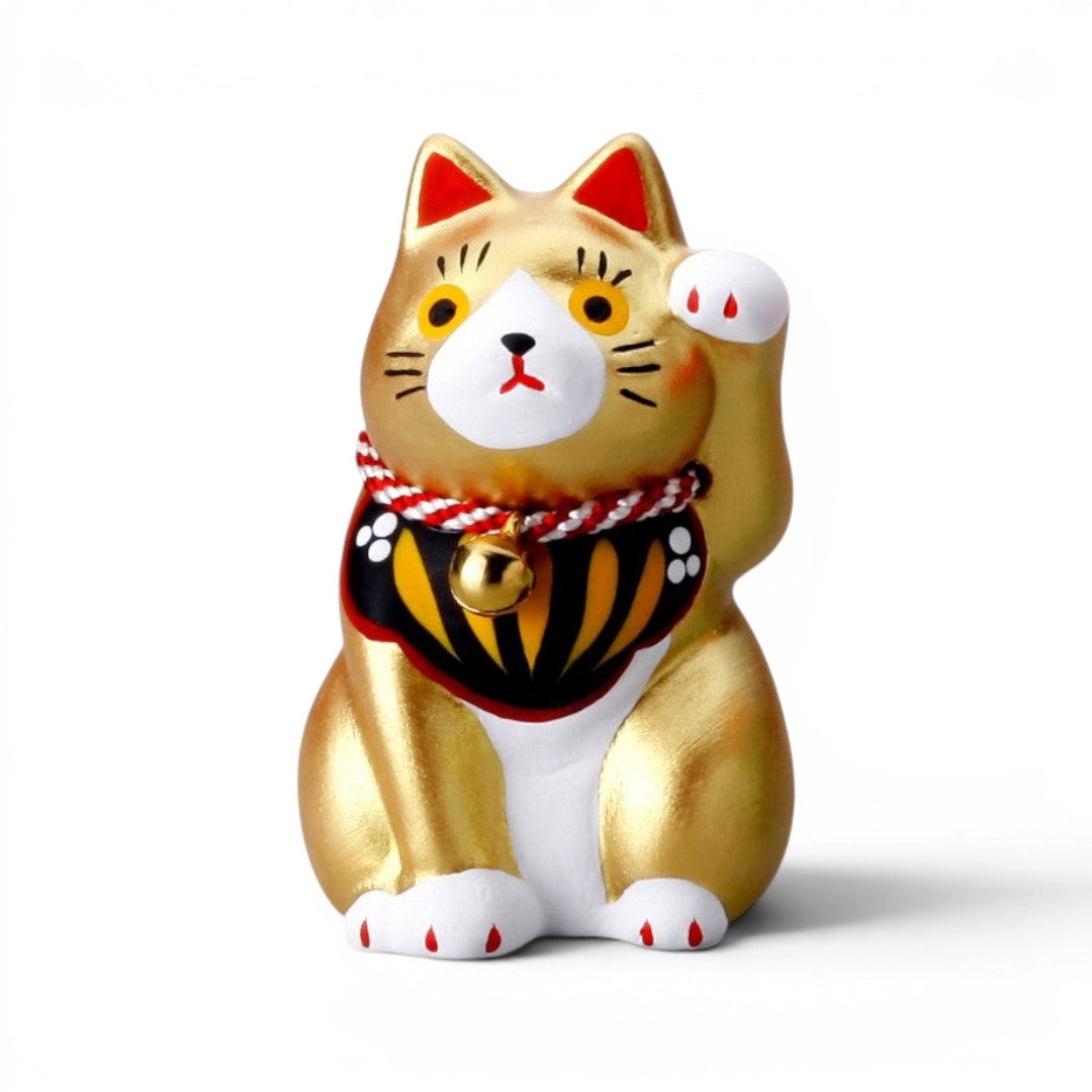 Figurine Maneki Neko dorée en céramique Yugen lab, chat porte-bonheur japonais avec grelot et patte levée.