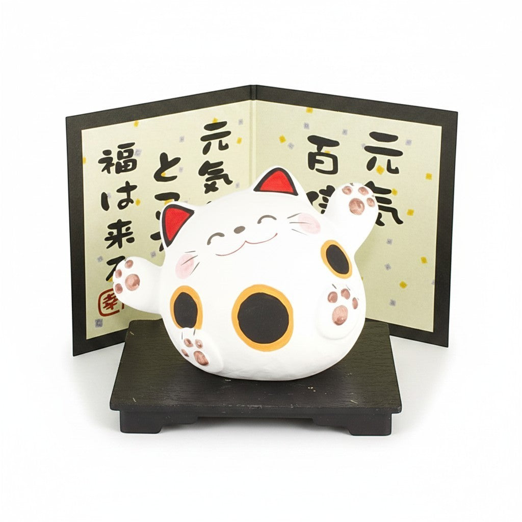 Statuette Maneki Neko Yugen lab en porcelaine blanche avec socle en bois et paravent décoratif japonais