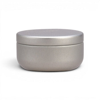 Mini boîte à thé japonaise Yugen lab en fer blanc argenté, forme ronde et basse au fini métallique mat.
