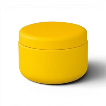Mini boîte à thé Yugen lab jaune en fer blanc avec une finition mate et un design cylindrique minimaliste