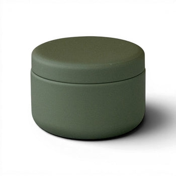 Mini boîte à thé Yugen lab en fer blanc vert avec une finition mate, design cylindrique minimaliste et compact.