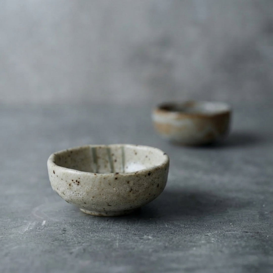 Mini coupelle Yugen lab en céramique beige tachetée, style wabi-sabi, idéale pour la sauce soja ou les condiments.
