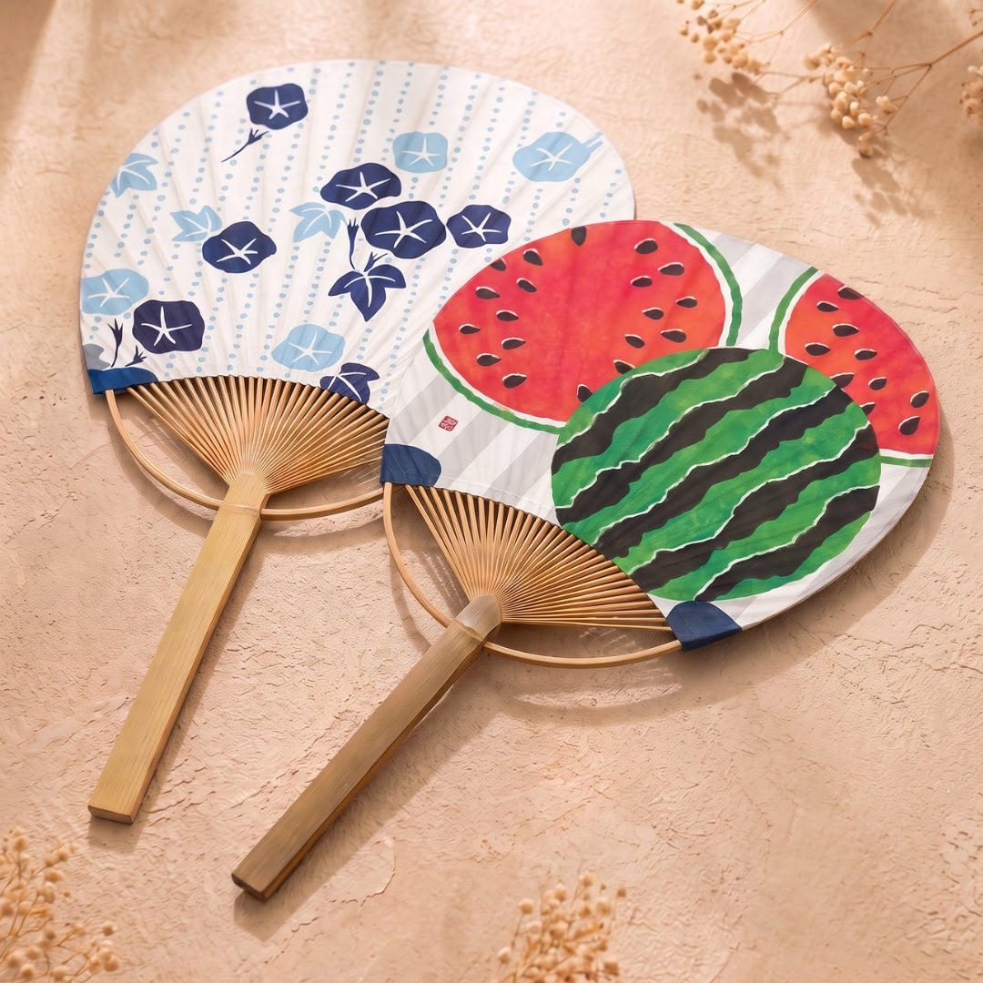 Deux mini éventails japonais Uchiwa Yugen lab en bambou et papier, motifs fleurs bleues et pastèques estivales.