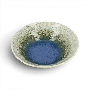 Mini soucoupe japonaise Yugen lab en céramique crème et bleu avec un décor abstrait moucheté et des bords évasés.