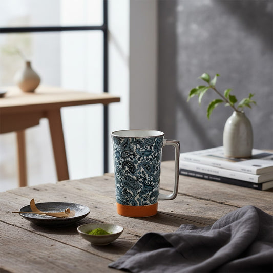Mug Yugen lab en céramique japonaise avec motifs arabesques bleus et verts sur une table en bois rustique
