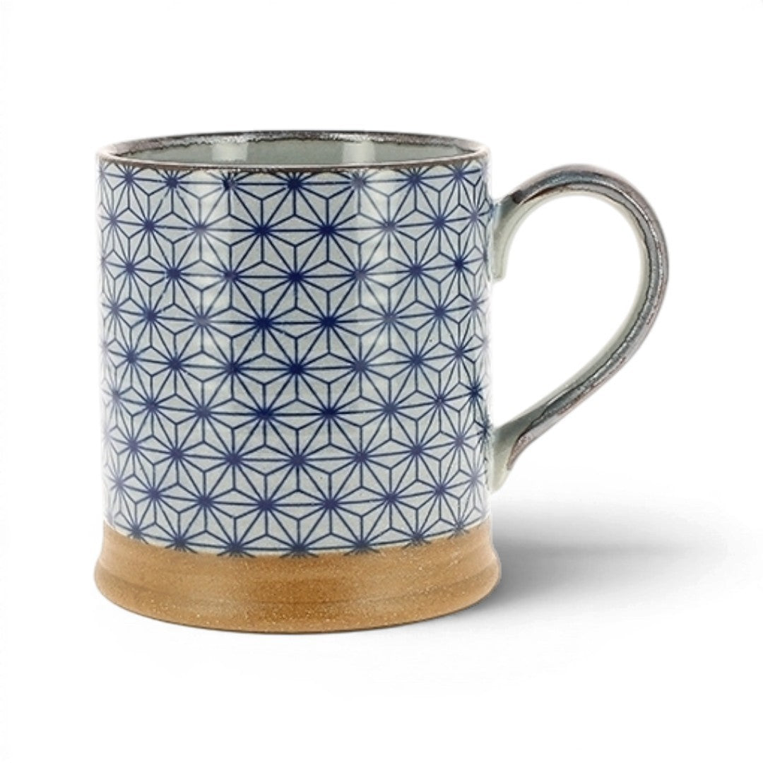 Mug Yugen lab en céramique japonaise avec motif géométrique bleu asanoha et base en terre cuite naturelle